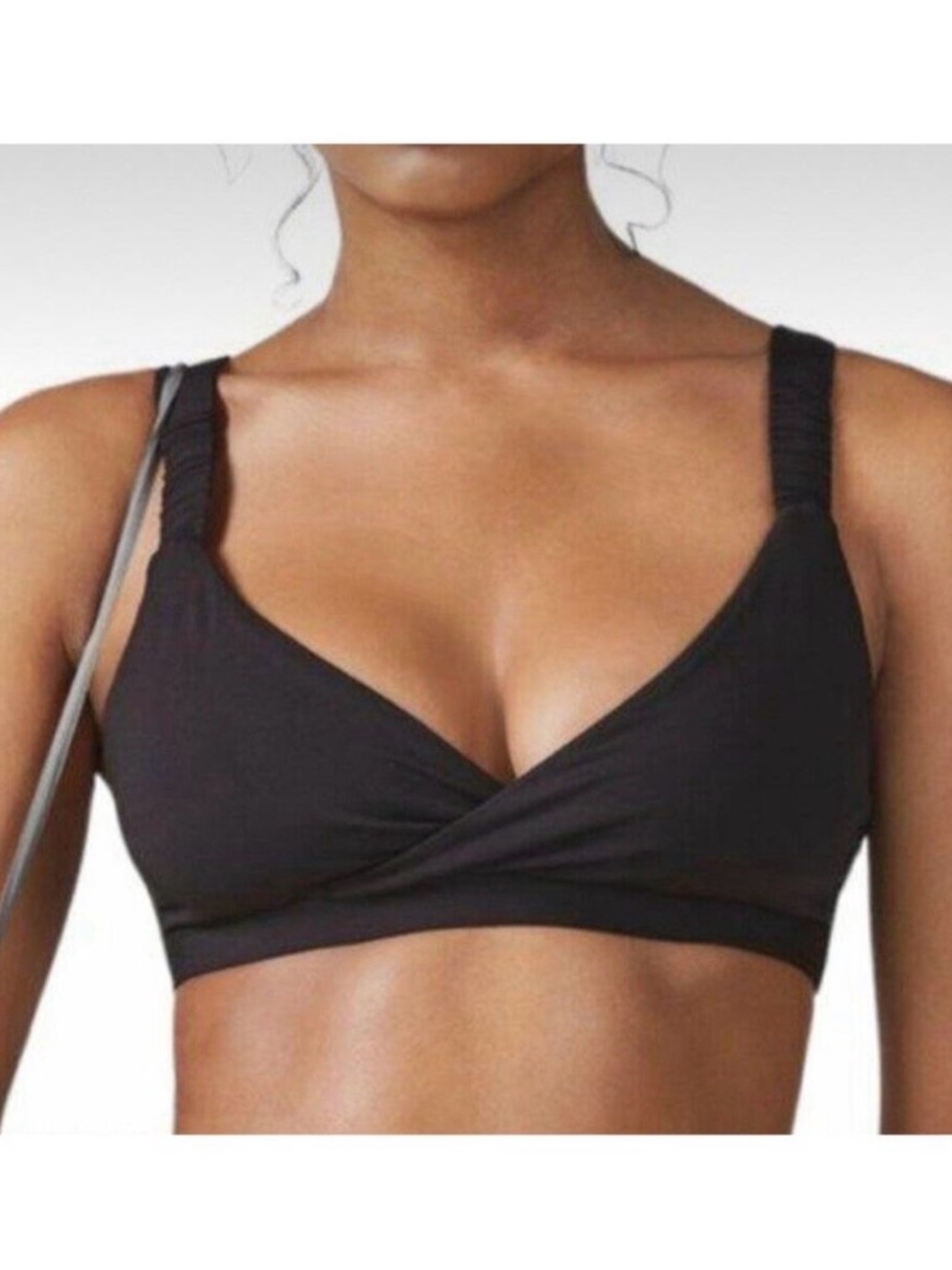 Fabletics Women's Medium Cross Front Wireless Sports Bra Stretch
Ruched Straps